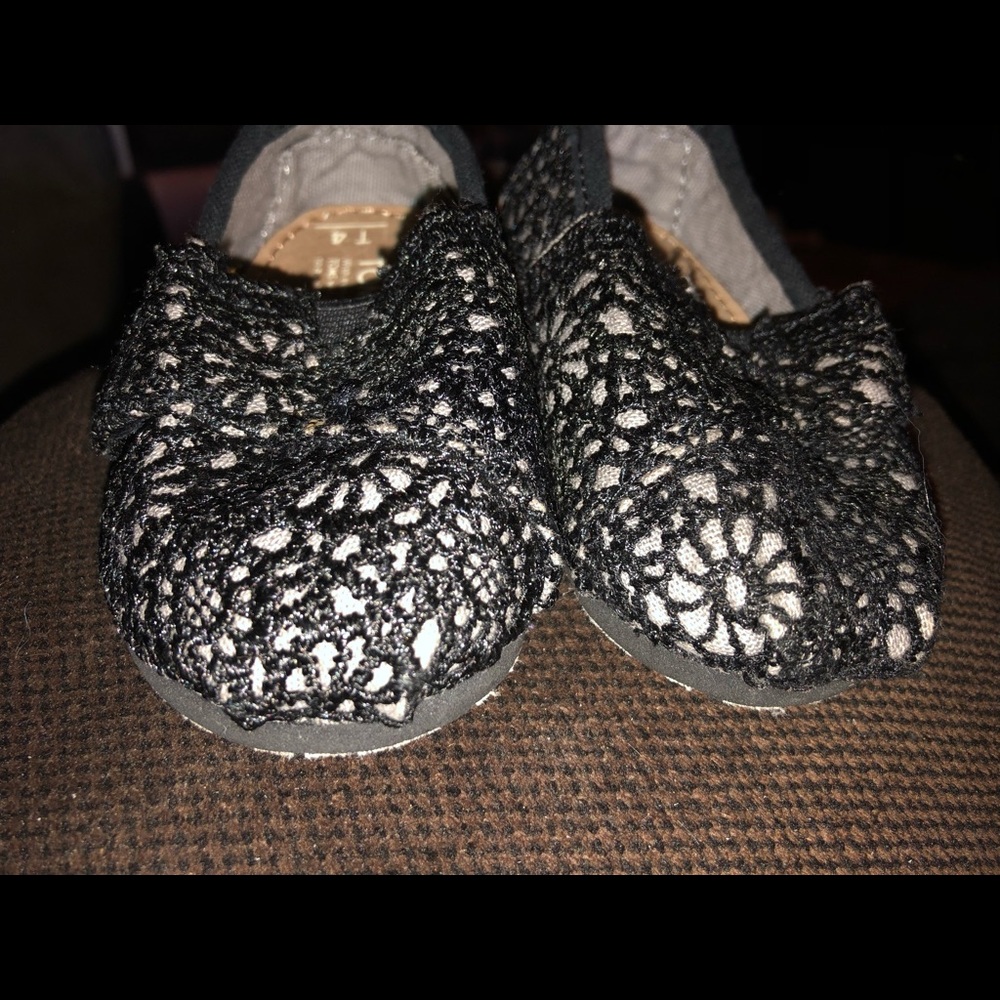 Baby girls black crochet Toms